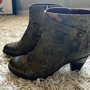 L”Artiste Genuine Leather Boots 38 size fits 7.5/ 8 —EC! Spring Step. Zip side
